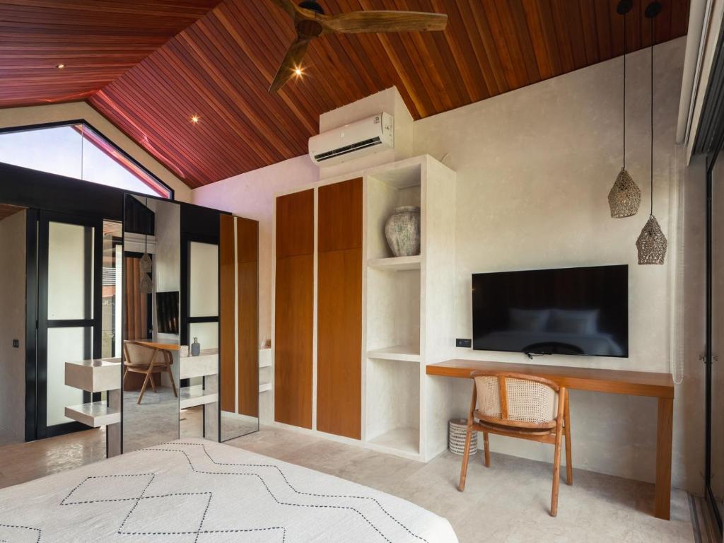 Televisi dan/atau pusat hiburan di Blacksand Villas Echo Beach, Canggu
