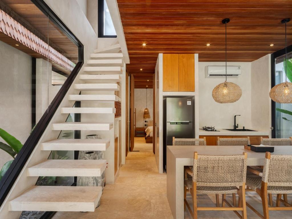 Dapur atau dapur kecil di Blacksand Villas Echo Beach, Canggu