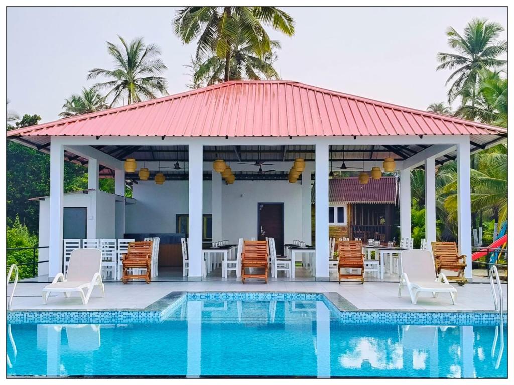 Bazén v ubytování Parisa beach resort Tarkarli Bhogwe nebo v jeho okolí
