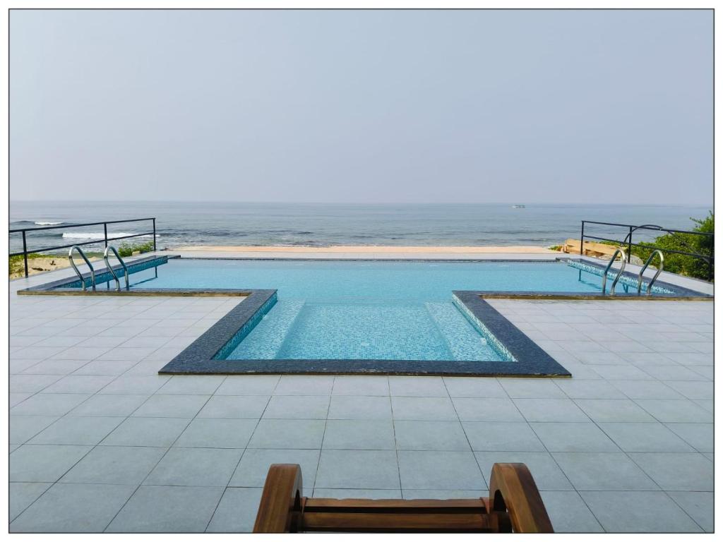 Bazén v ubytování Parisa beach resort Tarkarli Bhogwe nebo v jeho okolí