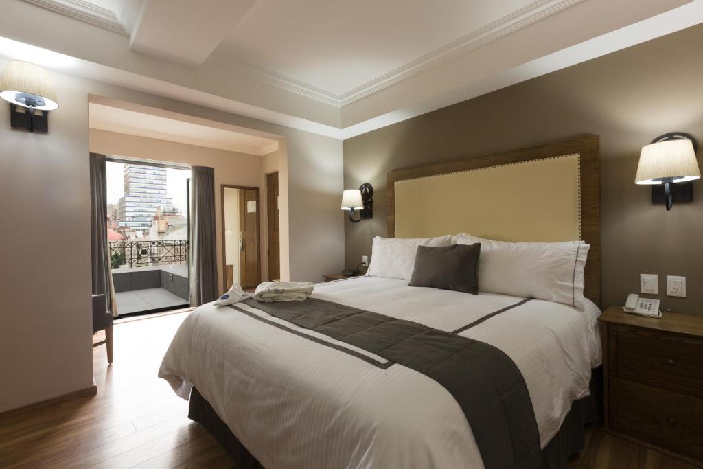 Postel nebo postele na pokoji v ubytování Historico Central Hotel