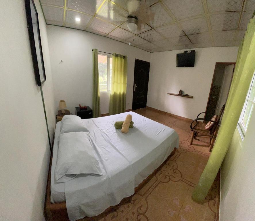 Postel nebo postele na pokoji v ubytování Hostal La India