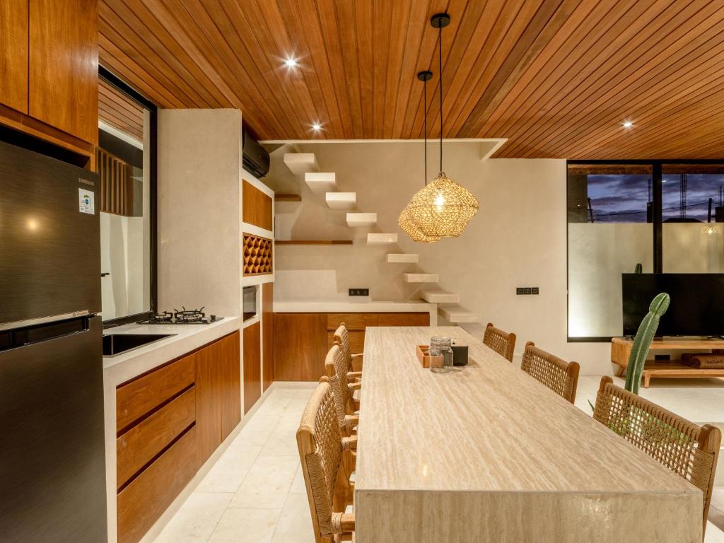 Dapur atau dapur kecil di Blacksand Villas Echo Beach, Canggu