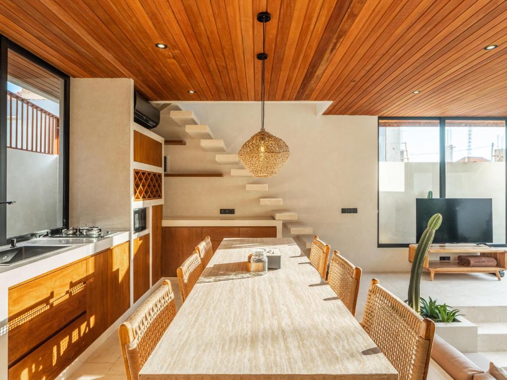 Televisi dan/atau pusat hiburan di Blacksand Villas Echo Beach, Canggu
