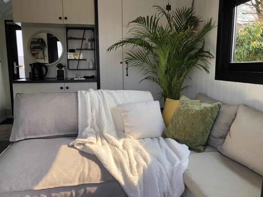 LathumHouseboat in Lathumse Plas with Harbor Views的客厅里一张带毯子的沙发