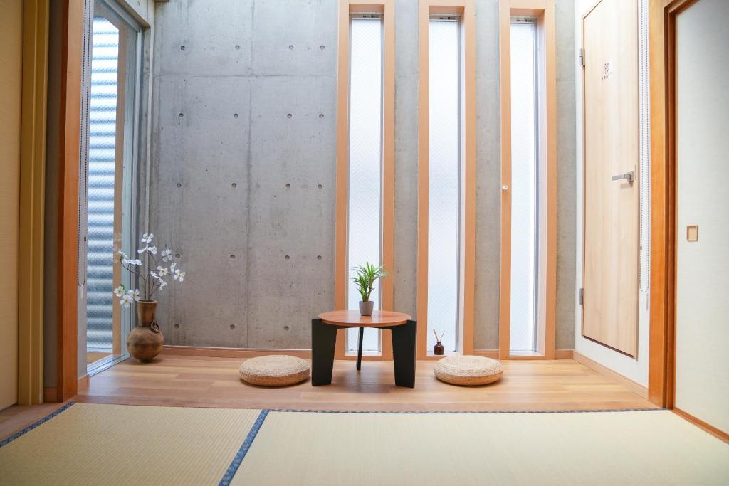 una habitación con una mesa y dos taburetes en Midland Hotel-秋葉原8分4階建て4LDK貸切別荘, en Tokio