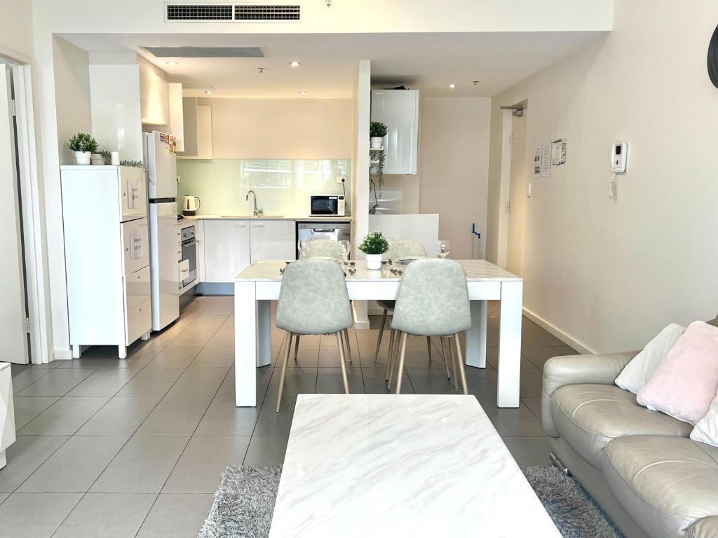 Kuchyň nebo kuchyňský kout v ubytování Charming One-Bed Apt in the Heart of Parramatta