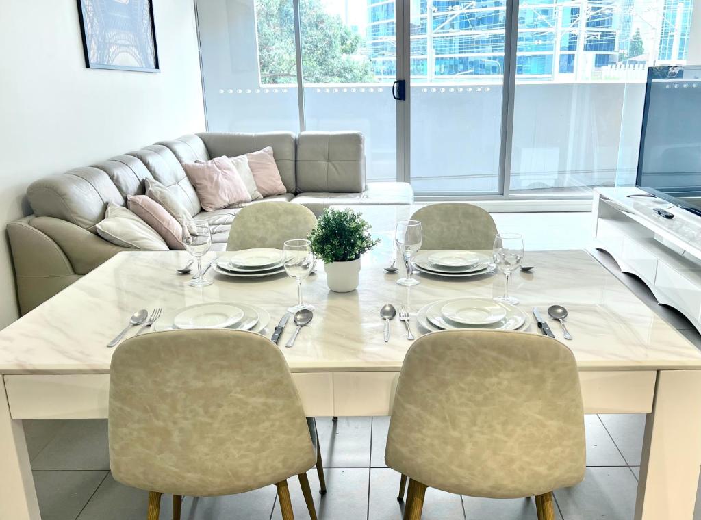 Posezení v ubytování Charming One-Bed Apt in the Heart of Parramatta