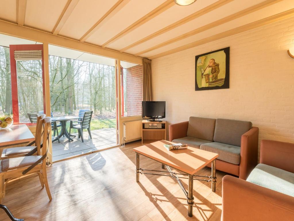 Cosy bungalow with microwave in the middle of De Maasduinen