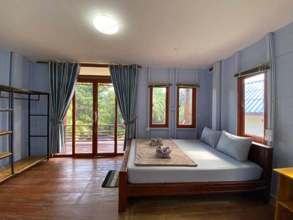 Postel nebo postele na pokoji v ubytování Koh Rong Love Camp