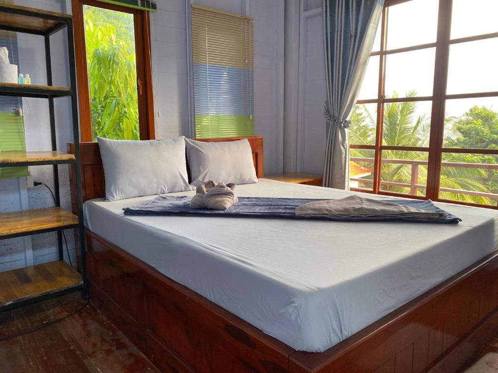Postel nebo postele na pokoji v ubytování Koh Rong Love Camp