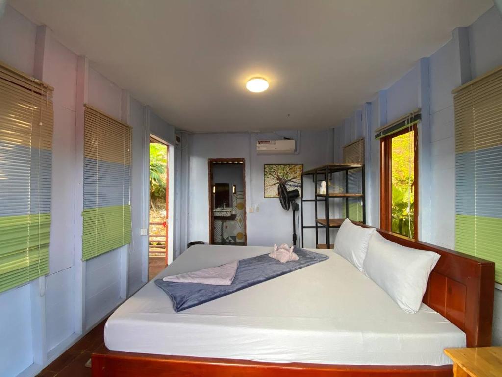 Postel nebo postele na pokoji v ubytování Koh Rong Love Camp