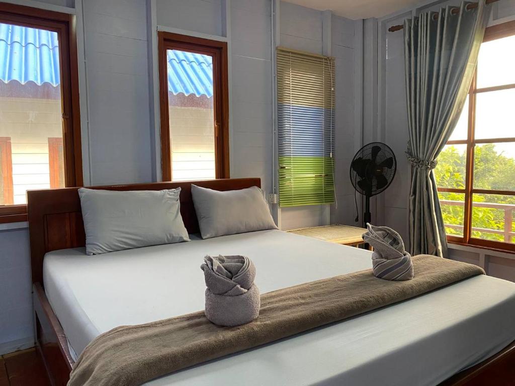 Postel nebo postele na pokoji v ubytování Koh Rong Love Camp