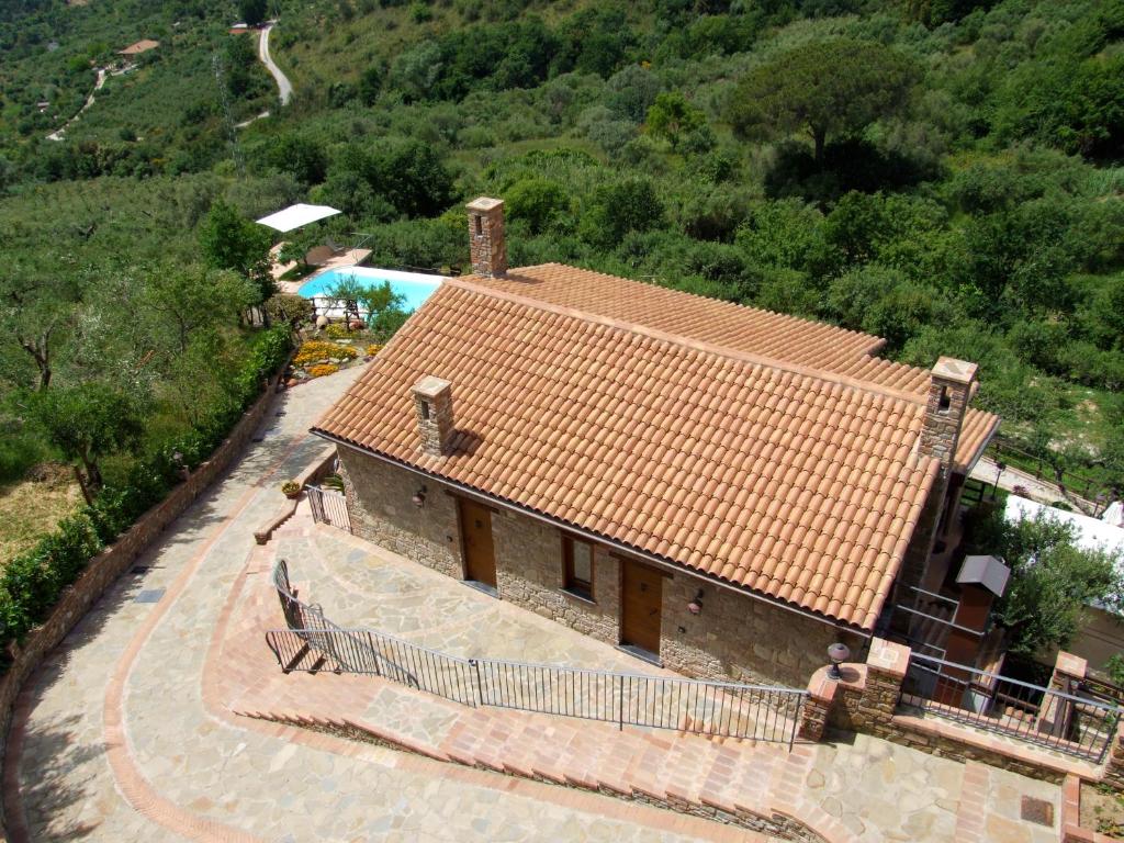 una vista aérea de una casa con techo de baldosa en Locanda Le Tre Sorelle, en Casal Velino