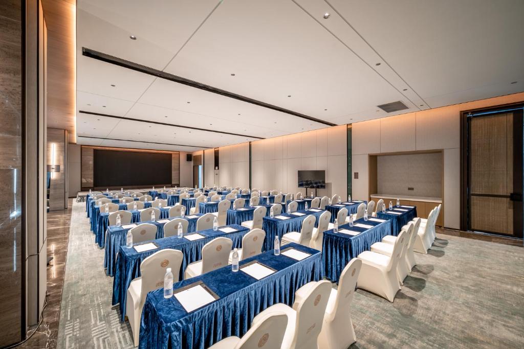 a conference room with blue and white tables and chairs at Qinglian Jinghe Hotel Wuhan Zoo International Expo Center Branch in Han-yang-hsien