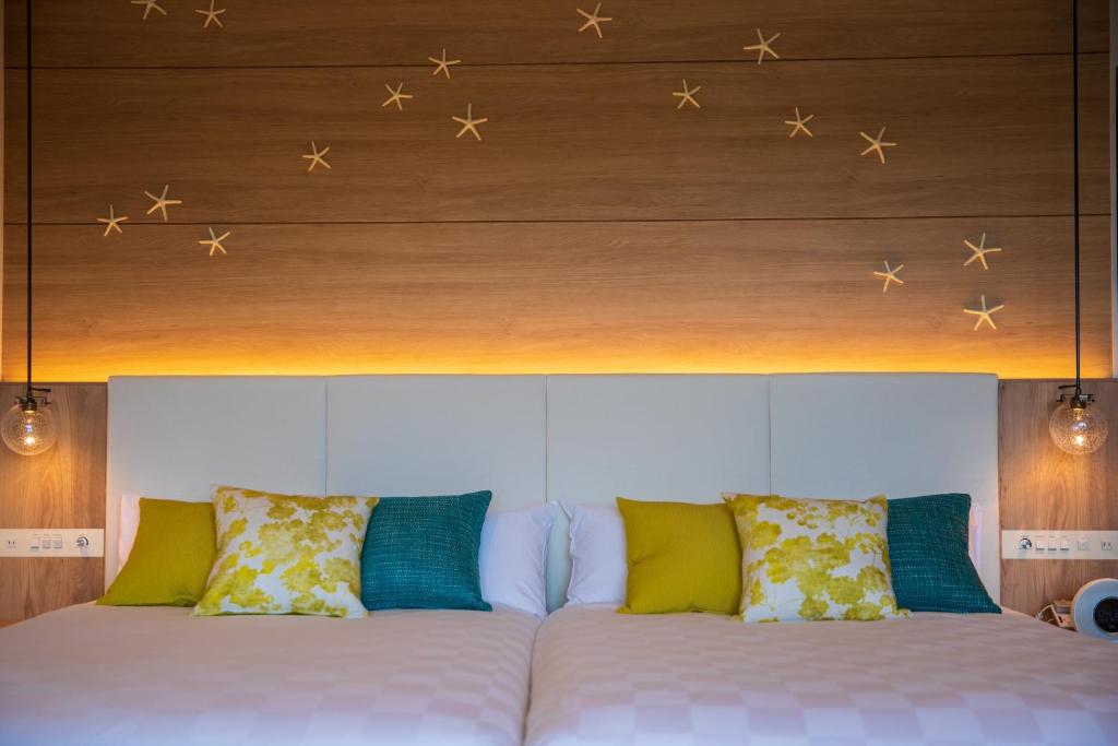 Postel nebo postele na pokoji v ubytování Miyako Resort Shima Bayside Terrace