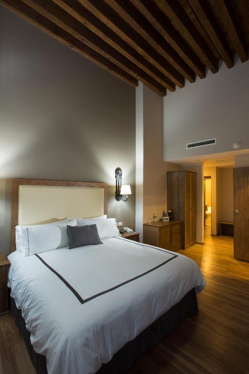 Postel nebo postele na pokoji v ubytování Historico Central Hotel