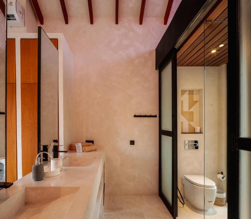 Kamar mandi di Blacksand Villas Echo Beach, Canggu