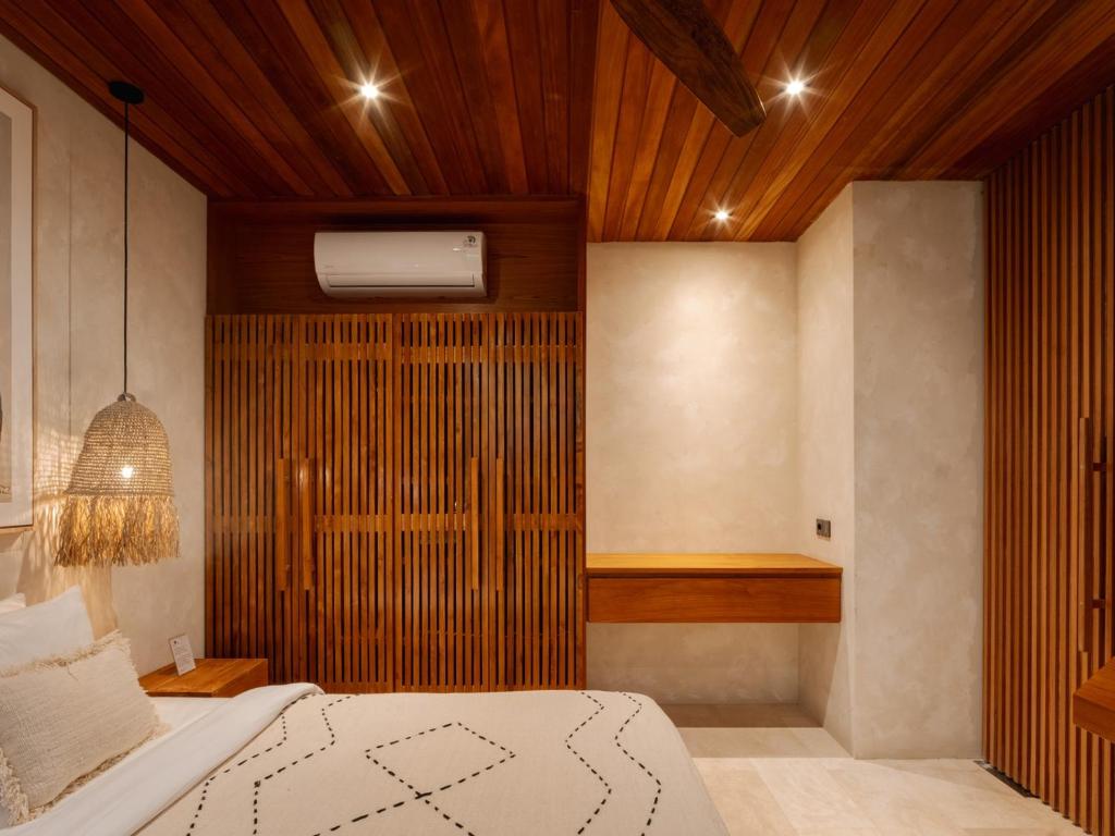 Tempat tidur dalam kamar di Blacksand Villas Echo Beach, Canggu