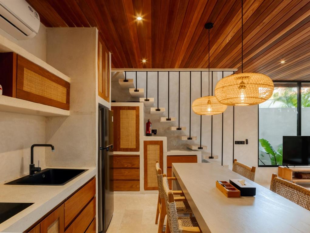 Dapur atau dapur kecil di Blacksand Villas Echo Beach, Canggu