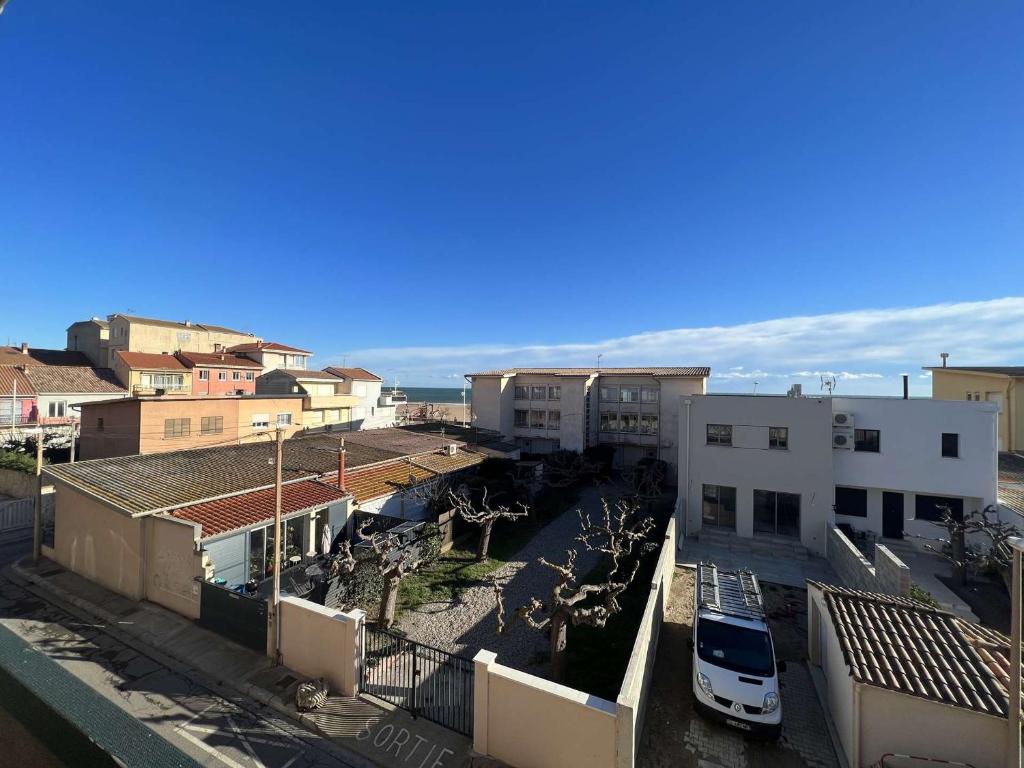 une vue sur une ville avec des bâtiments et une camionnette dans l'établissement Studio abordable pour 4 personnes avec balcon près de la plage - FR-1-701-85, à Valras-Plage