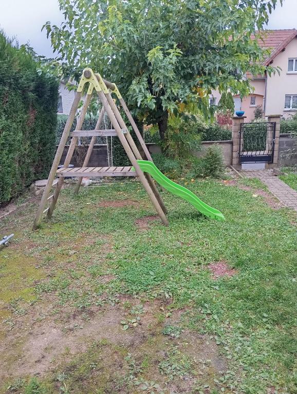 - une aire de jeux avec toboggan dans la cour dans l'établissement appartement, à Longeville-lès-Saint-Avold