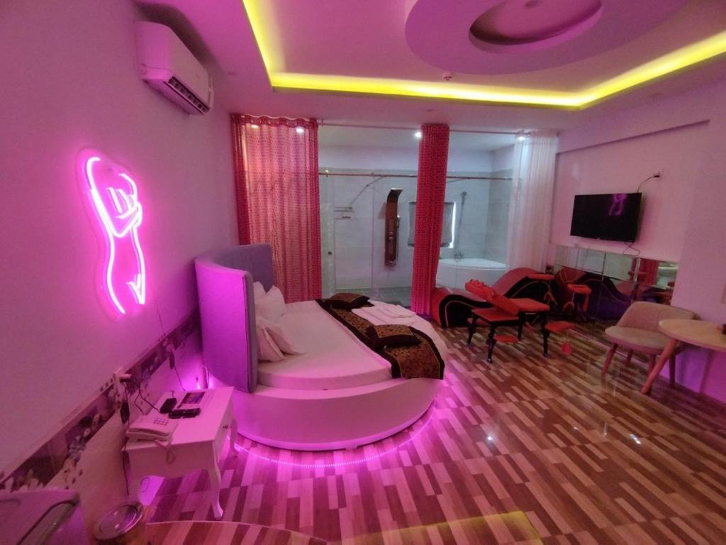 Tina 2 Hotel - Deluxe King Room