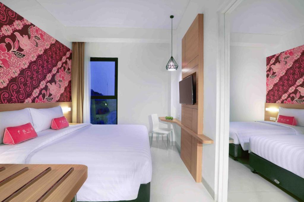 Postel nebo postele na pokoji v ubytování favehotel Malioboro - Yogyakarta