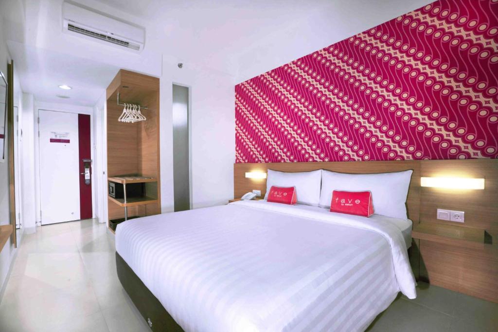 Postel nebo postele na pokoji v ubytování favehotel Malioboro - Yogyakarta