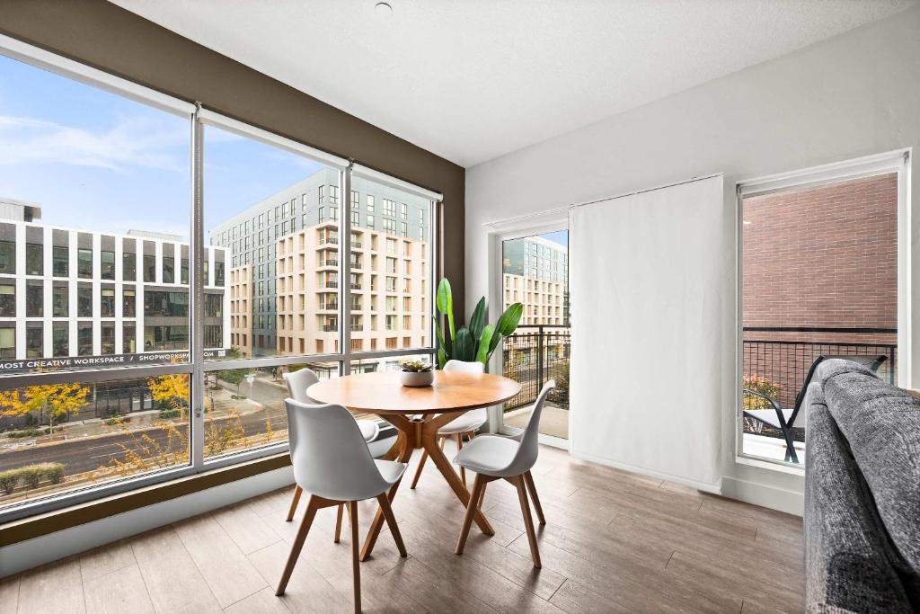 Posezení v ubytování Luxury SLC Apt with Stunning Views
