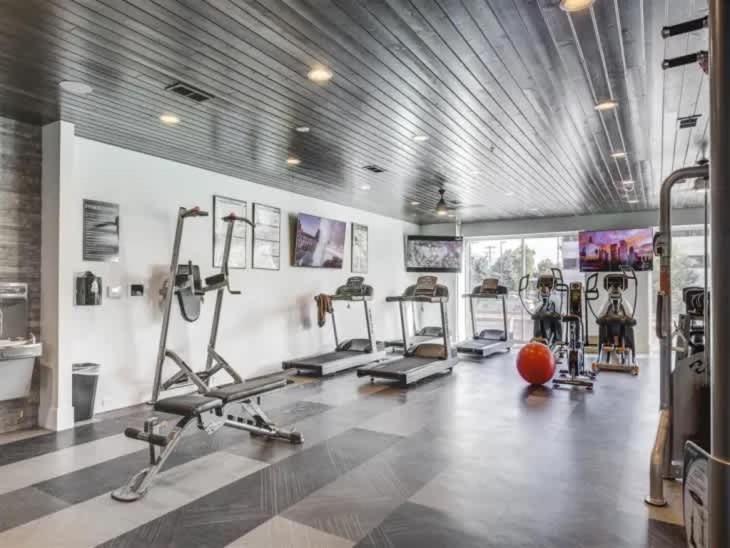 Fitness centrum a/nebo fitness zařízení v ubytování SLC Modern Retreat Pool & Parking