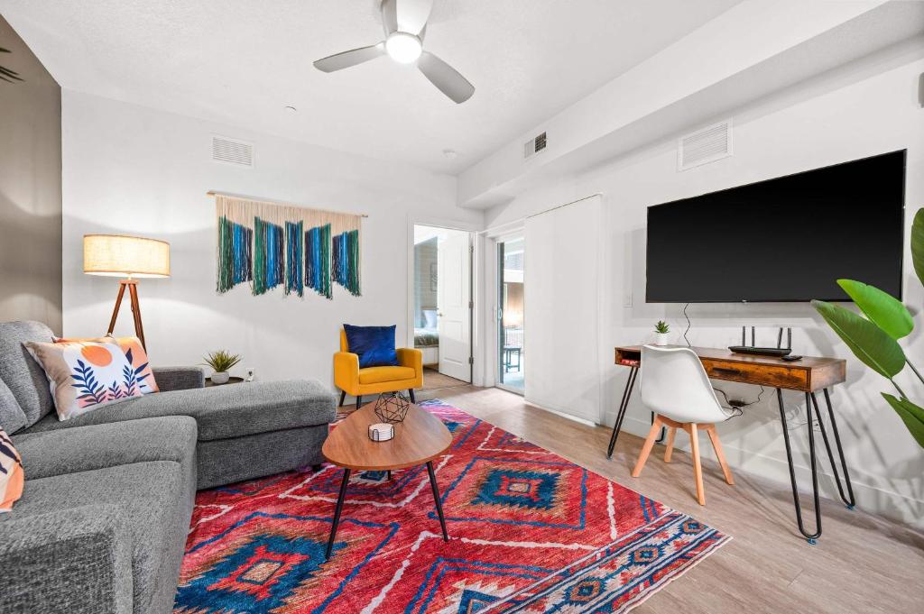 Et tv og/eller underholdning på Scenic SLC Apartment w Pool & Gym