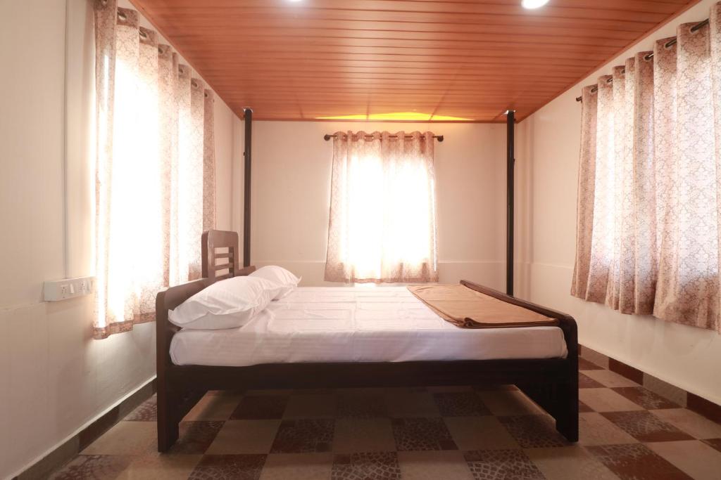 Postel nebo postele na pokoji v ubytování Flintstone Home