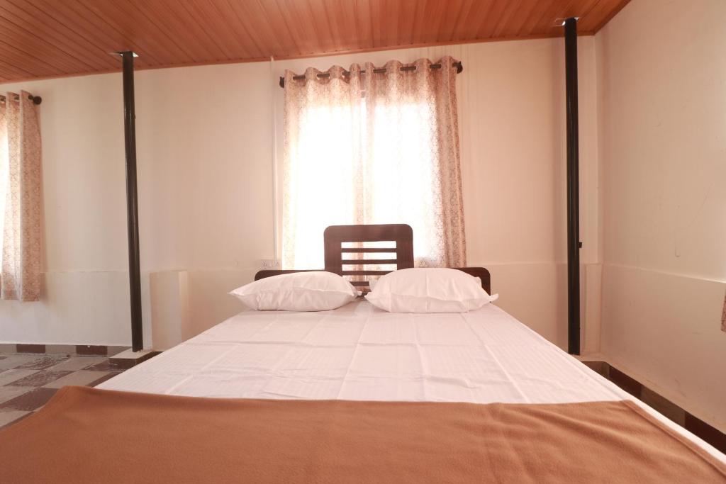 Postel nebo postele na pokoji v ubytování Flintstone Home