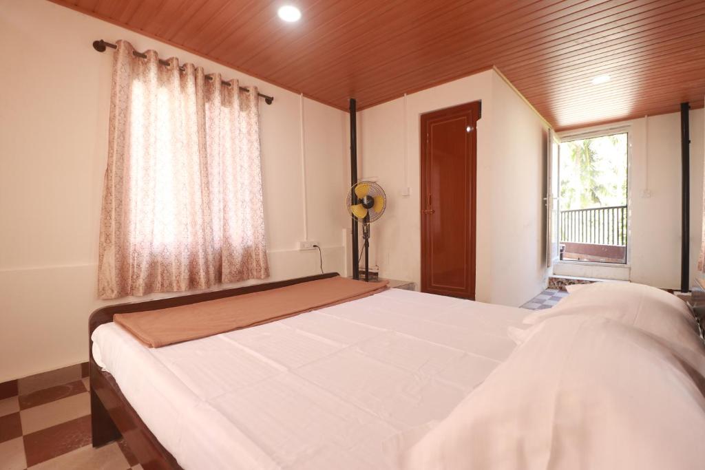 Postel nebo postele na pokoji v ubytování Flintstone Home