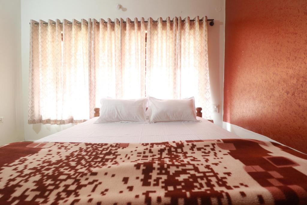 Postel nebo postele na pokoji v ubytování Flintstone Home