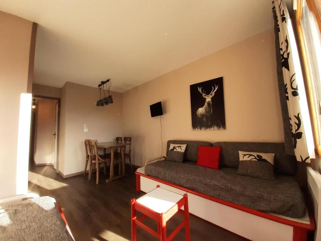 un salon avec un canapé et une table dans l'établissement Résidence Le Hameau du Sauget - maeva Home - 2 Pièces 4 Personnes Sélection MAE-3989, à La Plagne Tarentaise