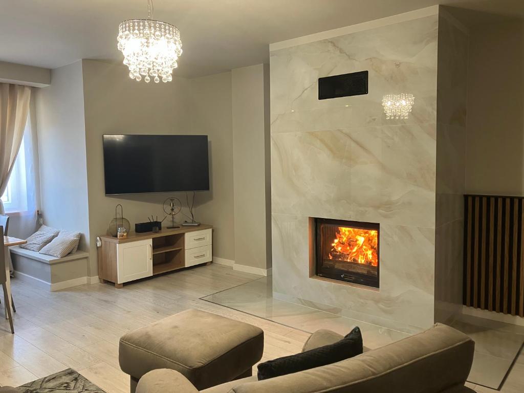 Televízia a/alebo spoločenská miestnosť v ubytovaní Apartamenty Arkadia