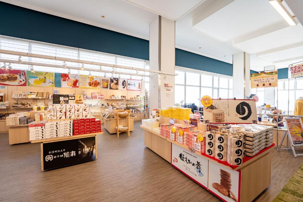 Supermarket nebo jiné obchody v  ryokanu nebo okolí