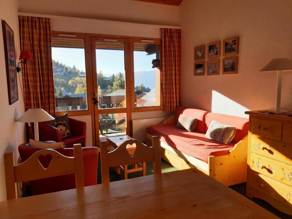 un salon avec un canapé et une table dans l'établissement Résidence Le Hameau du Sauget - maeva Home - Appartement 2 pièces 6 personnes - Confort MAE-2334, à La Plagne Tarentaise