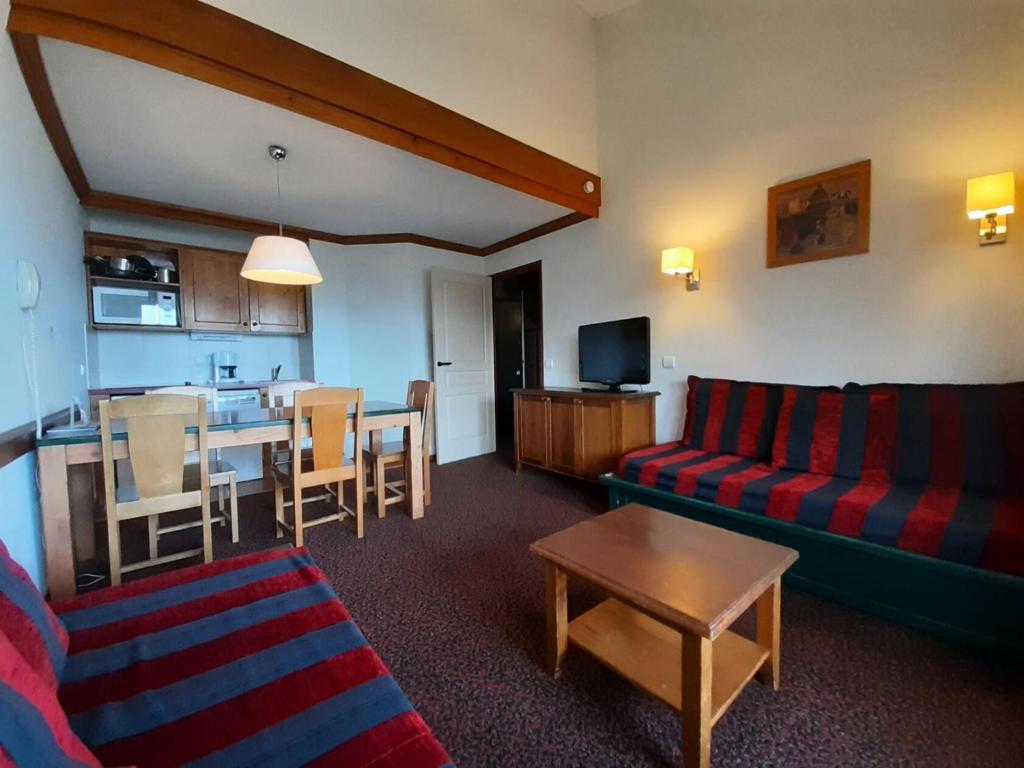 un salon avec un canapé et une table dans l'établissement Résidence La Marelle et Le Rami - maeva Home - Appartement 3 pièces 7 personnes - Sélection MAE-8774, à La Plagne Tarentaise