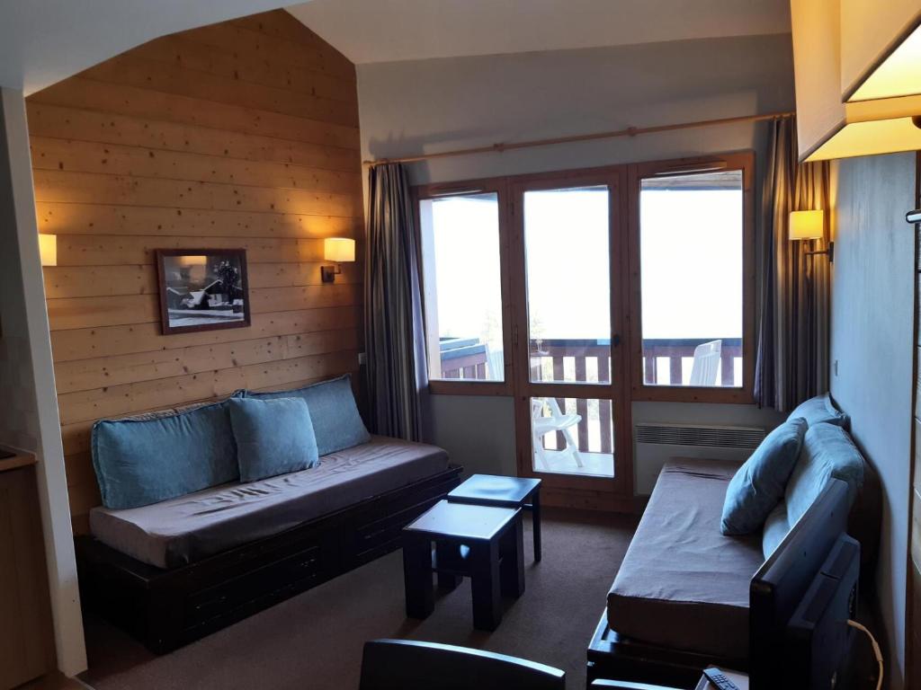 un salon avec un canapé et une table dans l'établissement Résidence La Marelle et Le Rami - maeva Home - Appartement 2 pièces 5 personnes - Sélection MAE-4514, à La Plagne Tarentaise