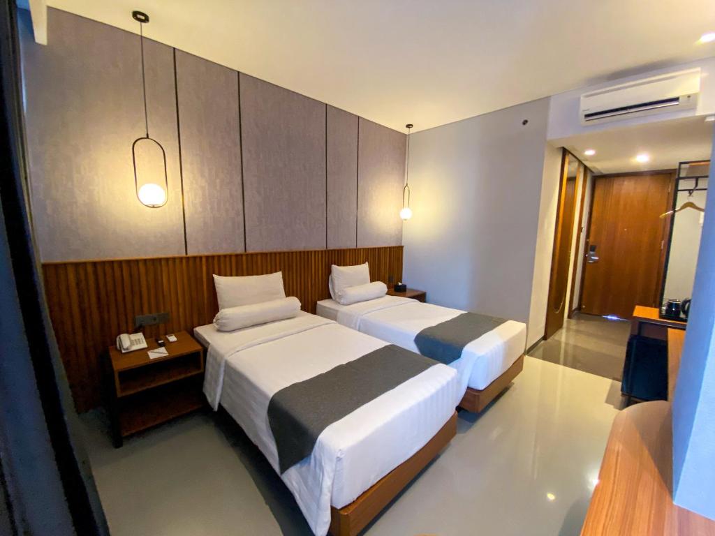 Postel nebo postele na pokoji v ubytování Nata Azana Hotel Ngawi