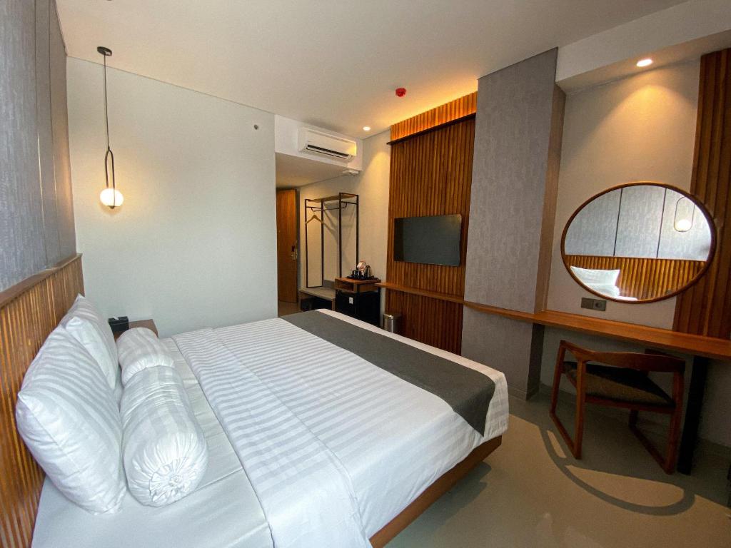 Postel nebo postele na pokoji v ubytování Nata Azana Hotel Ngawi