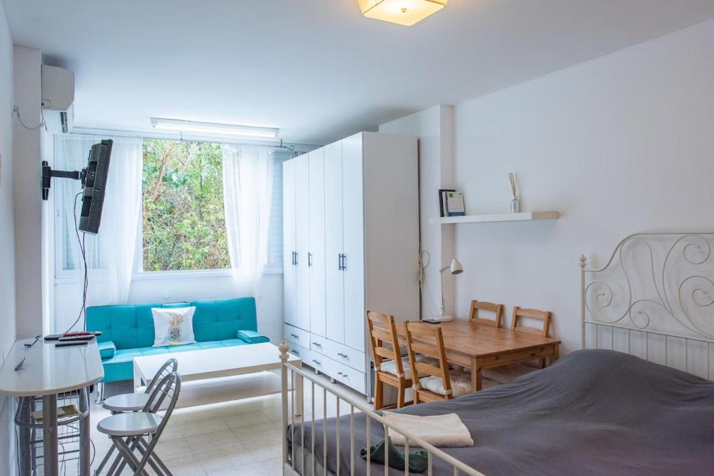 荷兹利亚BHerzliya Pituach Beach Studio的一间带床的卧室和一间餐厅