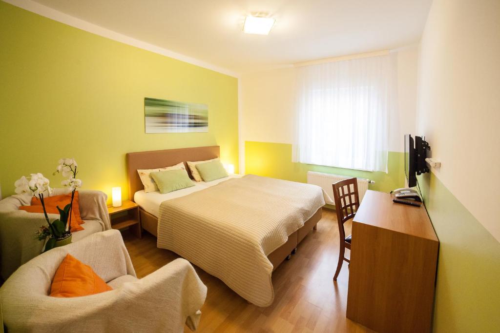 Postel nebo postele na pokoji v ubytování Hotel am Gutspark Prager GbR