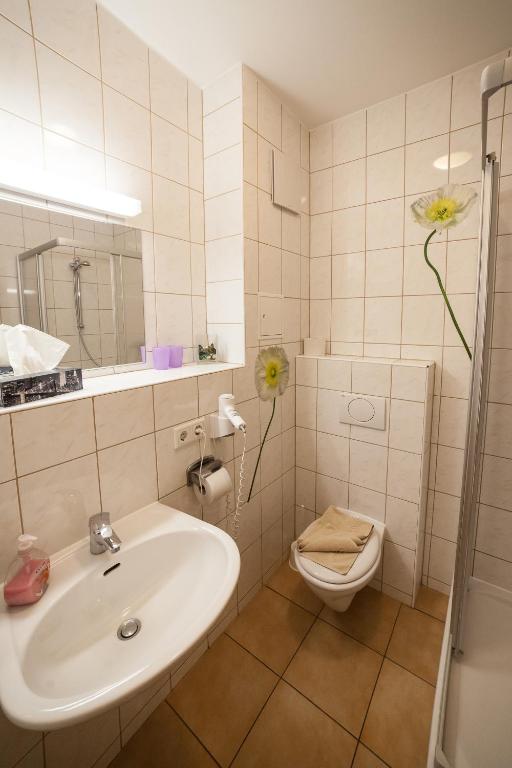Koupelna v ubytování Hotel am Gutspark Prager GbR