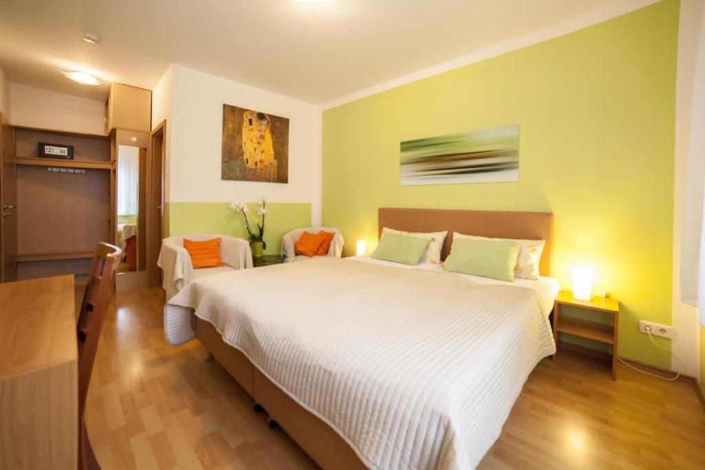 Postel nebo postele na pokoji v ubytování Hotel am Gutspark Prager GbR