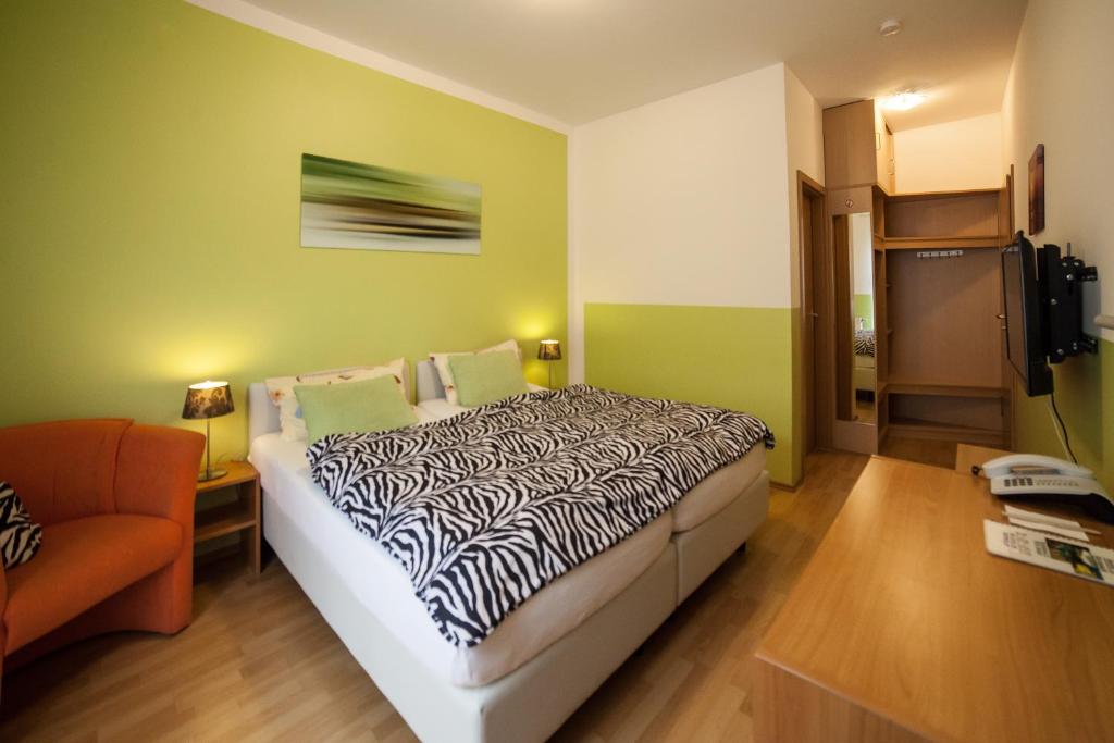 Postel nebo postele na pokoji v ubytování Hotel am Gutspark Prager GbR