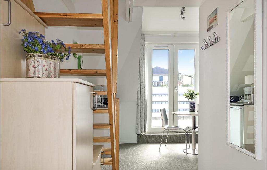 Kuchyň nebo kuchyňský kout v ubytování Gorgeous Apartment In Allinge With Wifi
